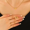 Minimalistisches goldenes Herz-Schmuckset mit Kette Ohrringen und Ring an Model - 18K Gold Herz Ring+Ohrringe+Kette Set