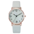 Détail d'une montre à quartz or rose avec cadran gris et bracelet en cuir - Montre Seule / Bleu