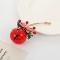 Dettaglio di una campana natalizia rossa con aghi di pino, bacche e corda in canapa - 4cm / Stile Corda di Canapa Rossa