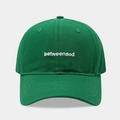 Dettaglio del cappellino da baseball verde scuro con ricamo bianco e trama in cotone - Regolabile / Verde