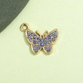 Dettaglio ravvicinato di un ciondolo a farfalla con strass blu e montatura in oro - Farfalla Blu Chiaro Placcata Oro UV