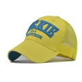 Dettaglio del ricamo blu 1869 Jackie Robinson su un cappellino trucker giallo in mesh - Giallo (Lettere Blu)