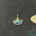 Ginkgo leaf pendant in 18k gold plating with iridescent abalone shell and zircons - Fan-Gold (Abalone Shell)