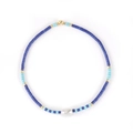 Pulsera artesanal con cuentas azules, separadores dorados y detalle de perla central - Perla Azul Oscuro Azul Claro