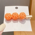 Creatieve haarclip met drie realistische oranje citrusvruchten op een metalen eendenbek - 5# Half gepelde sinaasappel