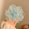 Elegante molletta a fiore in rete blu con delicati centri in perle bianche - Stame Blu