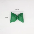 Weihnachts-Schleife aus smaragdgrünem Kunstleder mit Maßen von 5,5cm mal 3,3cm Größe - Klein / Grün