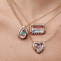 Detalle de collares tarot dorados con dijes flotantes en medallones transparentes - Collar de Relicario de Vidrio de Gota de Agua Zirconia Colorida