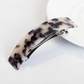 Dettaglio del fermaglio per capelli in acetato marmorizzato con chiusura a molla argento - Caffè chiaro