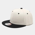 Dettaglio del cappellino snapback bicolore beige e nero con adesivo originale - Regolabile / Beige + Tesa Nera