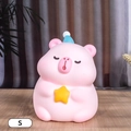 Salvadanaio orso rosa taglia S con berretto blu e stella gialla su piano legno - Piccola luce notturna orsetto rosa cartoon (con stella)