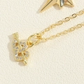 Macro d'un pendentif cœur et flèche plaqué or 14K avec pavé de zircons étincelants - Collier Cœur avec Flèche