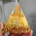Piramide energetica Orgonite da 8cm con cristalli gialli e spirale dorata in mano - 8cm / 28 Attrazione Oro