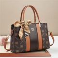 Sac à main marron avec logo, garniture caramel, bandoulière et nœud en soie décoratif - café