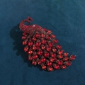 Spilla vintage a forma di pavone in cristallo rosso e bronzo con strass scintillanti - Rosso