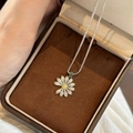 Exquisite Gänseblümchen-Halskette mit funkelnden Diamanten und gelbem Blütenkern Detail - Silber