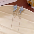 Primer plano de pendientes vintage con mariposa esmaltada azul y borlas de cristal - Estilo de Borla de Mariposa / Poste de pendiente de plata de ley 925-Plata-Azul