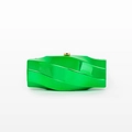 Bolso clutch irregular de acrílico verde brillante con diseño ondulado y cierre dorado - Verde