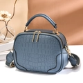 Petit sac carré bleu gris avec texture crocodile et bandoulière tissée ajustable - Motif Crocodile Bleu