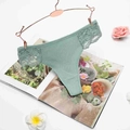 String en coton côtelé vert menthe avec bordure en dentelle florale sur magazine - Vert Haricot