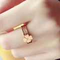 Detalle del anillo multicapa de acero de titanio oro rosa con diseño de trébol en modelo - US 5 / Oro rosa