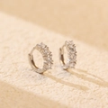Paio di orecchini a cerchio in argento S925 con zirconi cubici tondi trasparenti - Argento 925 / Oro Bianco