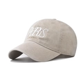 Dettaglio del ricamo PARIS bianco su un cappellino da baseball in cotone lavato kaki - Regolabile / Beige