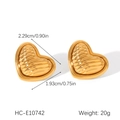 Dettaglio di orecchini a cuore dorati con dimensioni di 2,29 cm per 1,93 cm - Stile a Cuore con Texture a Onde (HC-E10742)