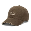 Détail de la casquette marron en coton avec broderie vintage et bordure usée - Taille Unique(Réglable) / café