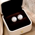 Eleganti orecchini a perno geometrici con perle in scatola bianca su sfondo di seta - Grande 14mm / Bianco latte