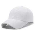 Gorra de béisbol blanca minimalista con tela texturizada y visera curva - Blanco