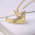 Primer plano de colgante de pájaro dorado con cristales brillantes y detalle de ojo rojo - Estilo 4-Pájaro pequeño
