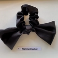 Elegante coletero de satén negro con lazo sobre un fondo blanco minimalista y tarjeta - Negro