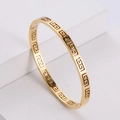 Bracciale rigido in acciaio dorato con motivo greco su blocchi di pietra geometrici - Oro