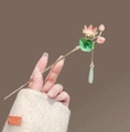 Chinesische Vintage-Lotus-Haarnadel mit rosa Blüten und grünem Anhänger - Rosa Emaille Lotus Wassertropfen Quaste (6304) / Rosa
