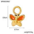 Macro scatto di un ciondolo a farfalla dorato in acciaio inossidabile con smalto arancione - Farfalla Arancione (BP00039B3)