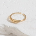Bague plume dorée ajustable avec texture brossée sur une surface en pierre - Bague Ouverte Plume / Doré
