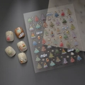 Détail de stickers ongles Noël 5D avec sapins en feuille d'or et motifs de maisons de neige - CO-120 Noël Coloré