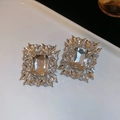 Primer plano de pendientes de plata con piedra rectangular y cristales de talla marquise - Pendientes / Plateado