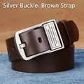 Ceinture homme en cuir marron foncé avec boucle ardillon argentée sur denim bleu - Boucle Argenté Réversible Café / 120cm