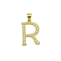 Vue macro d'un pendentif lettre R plaqué or avec zircons étincelants sur fond blanc - Lettre R (Pendentif uniquement)