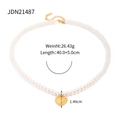 Detailansicht der Perlenkette mit goldenem Herzanhänger und technischen Maßen - Goldene Herzanhänger Perlenkette (JDN21487)
