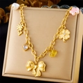 Dettaglio della collana dorata in acciaio con fiore rosa e ciondoli di perle su base - Stile Gemma Cuore Fiore Rosa (N3216)