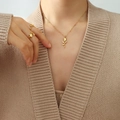 Goldenes Set aus Rosenanhänger Halskette und passendem Ring auf beigem Pullover - Gold Rose Blume Anhänger Halskette (P889) / 40+5cm
