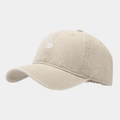 Dettaglio del cappellino da baseball beige in cotone con lettera D ricamata in bianco - Regolabile / Beige