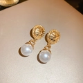 Pendientes dorados vintage en forma de C con grabados y perlas blancas colgantes - Pendientes colgantes de perlas geométricas doradas (aguja de plata S925)