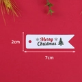 Dettaglio delle etichette natalizie 2x7cm con motivo ad albero su sfondo rosso - LH-335 / Confezione da 100