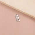 Primer plano de etiqueta ovalada K18 de acero inoxidable plateado en tela rosa - Etiqueta Ovalada K18 (1#) / Color Acero