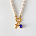 Collier de perles avec fermoir cœur, lettre T et pendentif cristal bleu - Lettre T