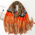 Écharpe bohème ethnique avec motifs géométriques orange et noir et pompons à franges - Orange (SL2404-015)